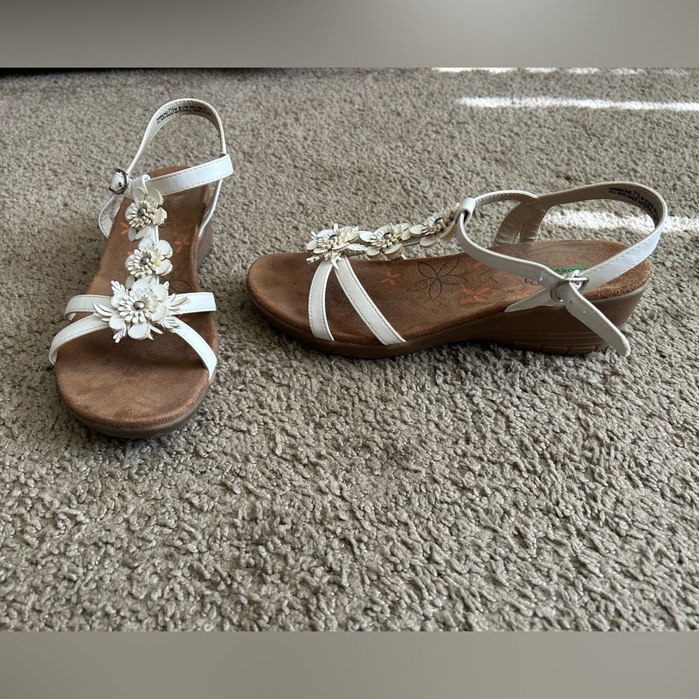 Baretraps Memory Foam Hammond White Sandals Flowers Adjustable Closure Sz 7.5